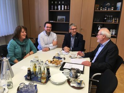 von links nach rechts: Ingrid Sauter, Dr. Boris Mattes, Bürgermeister Robert Scherer, Norbert Zeller